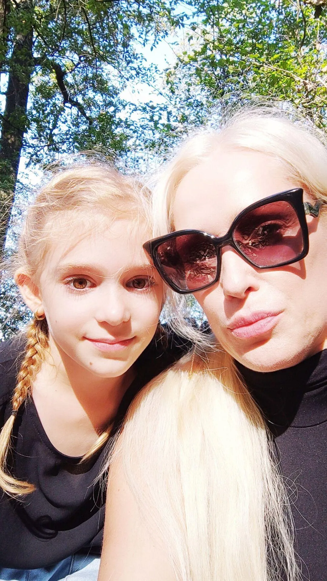 Evelin and her daughter on a sunny day.